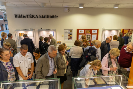 Látogatók az SZTE Klebelsberg Könyvtár 'Ex libris Prehoffer István' kiállításán